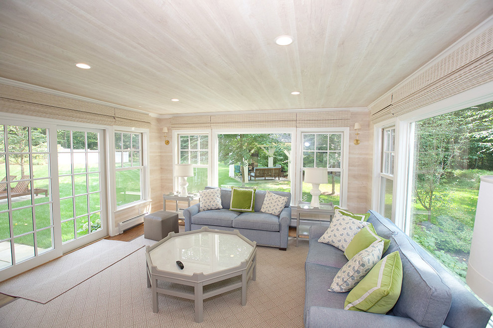 Idee per una veranda chic di medie dimensioni con pavimento in legno massello medio, nessun camino, soffitto classico e pavimento marrone