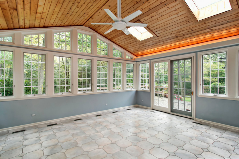 Источник вдохновения для домашнего уюта: терраса в стиле неоклассика (современная классика) с потолочным окном без камина