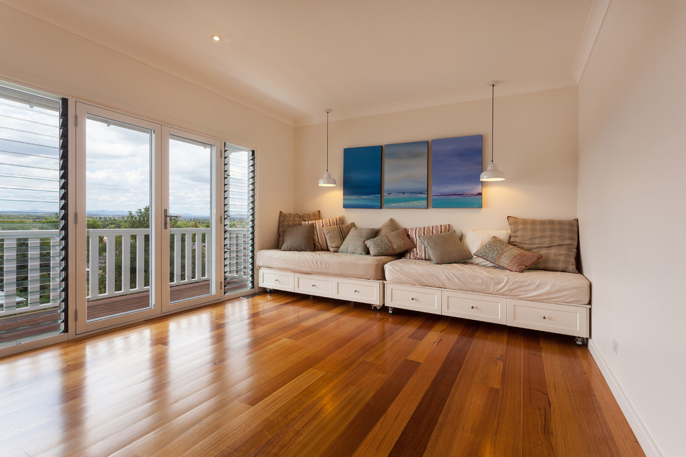 Imagen de galería costera grande con suelo de madera en tonos medios, techo estándar y suelo marrón
