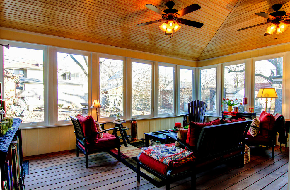 Immagine di una veranda stile americano di medie dimensioni con parquet scuro