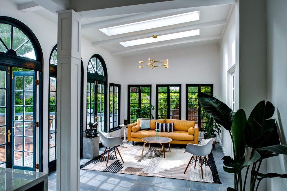 Стильный дизайн: терраса среднего размера в стиле неоклассика (современная классика) с бетонным полом, потолочным окном и серым полом без камина - последний тренд