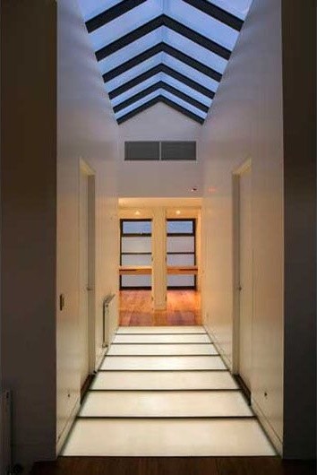 Стильный дизайн: терраса в современном стиле с паркетным полом среднего тона, потолочным окном и коричневым полом - последний тренд