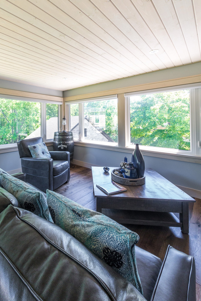Immagine di una veranda rustica di medie dimensioni con pavimento in legno massello medio, soffitto classico e pavimento marrone
