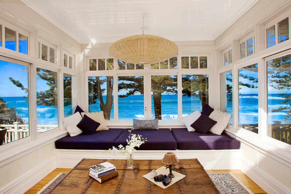 Ispirazione per una veranda stile marino con parquet chiaro e soffitto classico