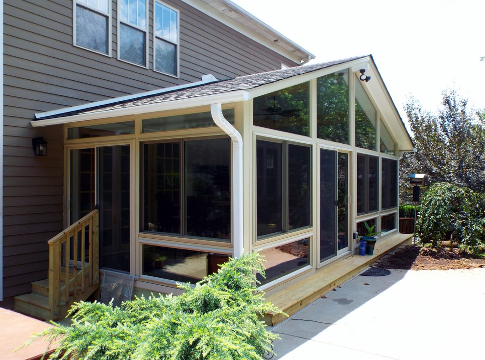 Idee per una veranda classica di medie dimensioni con nessun camino e soffitto classico