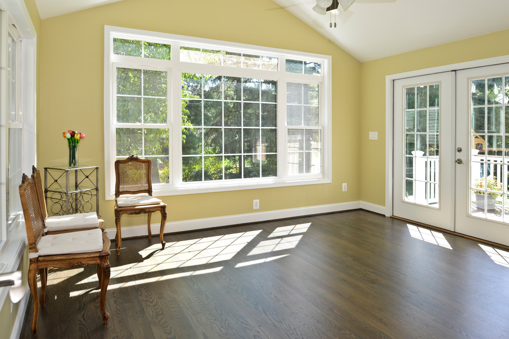 Immagine di una veranda moderna di medie dimensioni con pavimento marrone