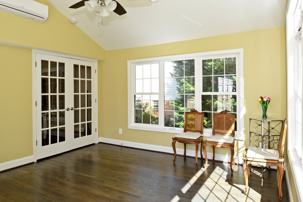 Immagine di una veranda minimalista di medie dimensioni con pavimento marrone