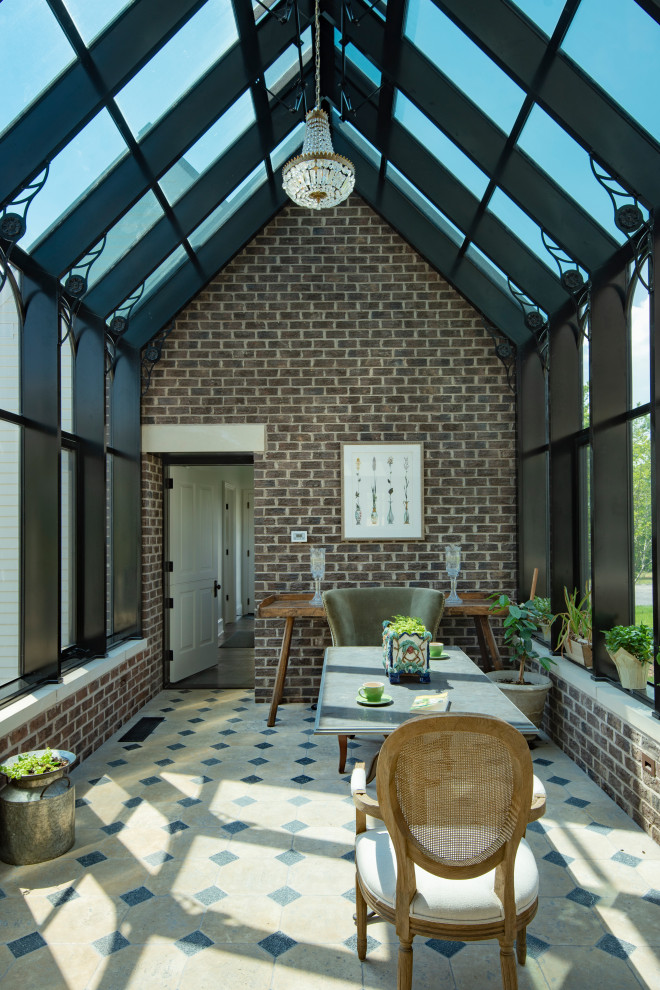Ispirazione per una piccola veranda classica con pavimento con piastrelle in ceramica e soffitto in vetro