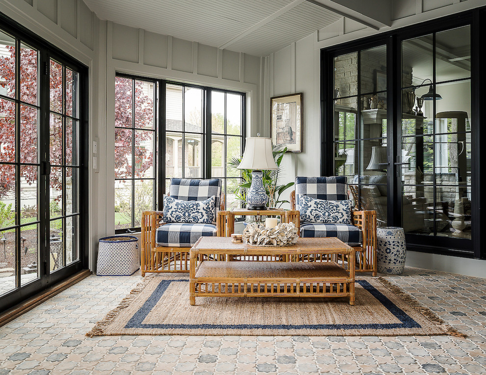 Foto di una veranda country con pavimento in cemento, pavimento beige e soffitto classico