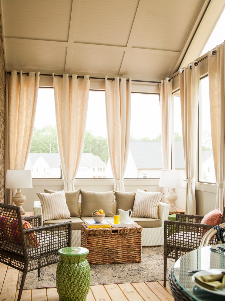 Esempio di una veranda classica di medie dimensioni con parquet chiaro, soffitto classico e pavimento beige
