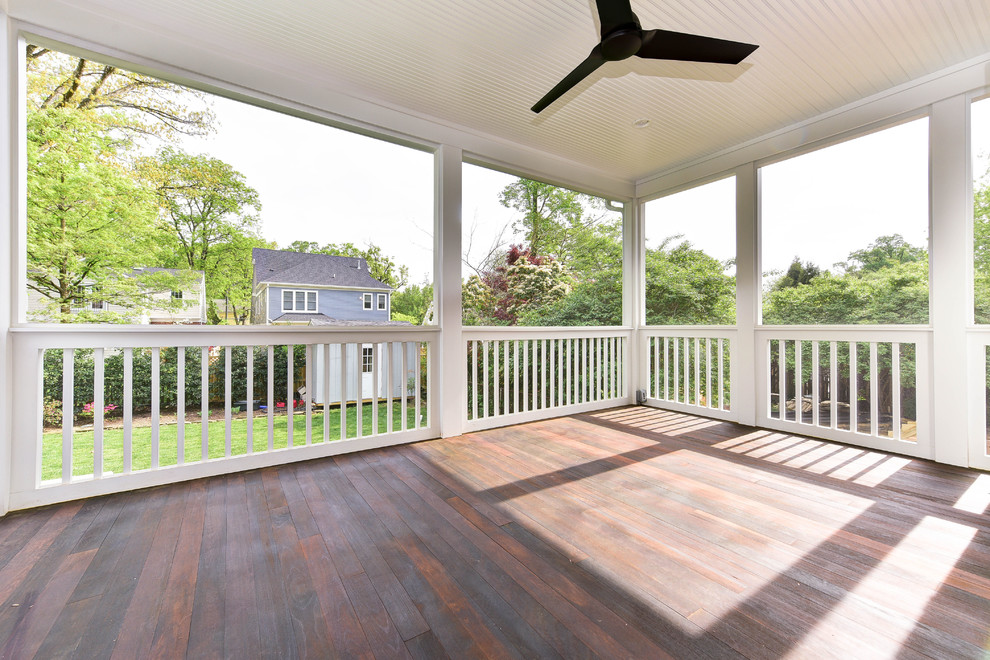 Immagine di una veranda american style di medie dimensioni con parquet scuro e soffitto classico