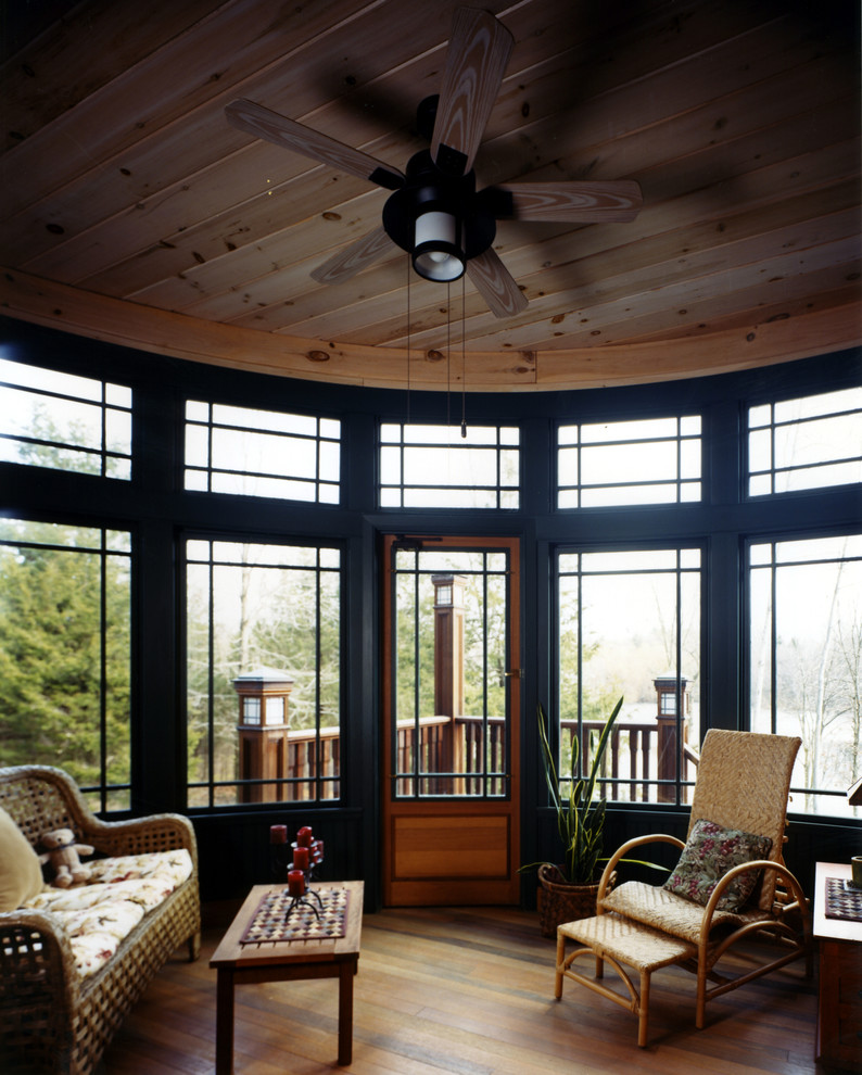 Réalisation d'une véranda craftsman de taille moyenne avec un sol en bois brun et un plafond standard.