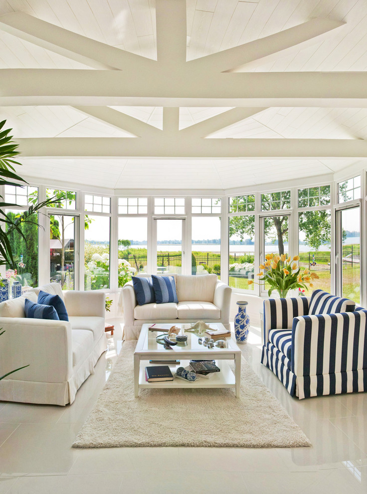 Esempio di una veranda vittoriana con soffitto classico e pavimento bianco