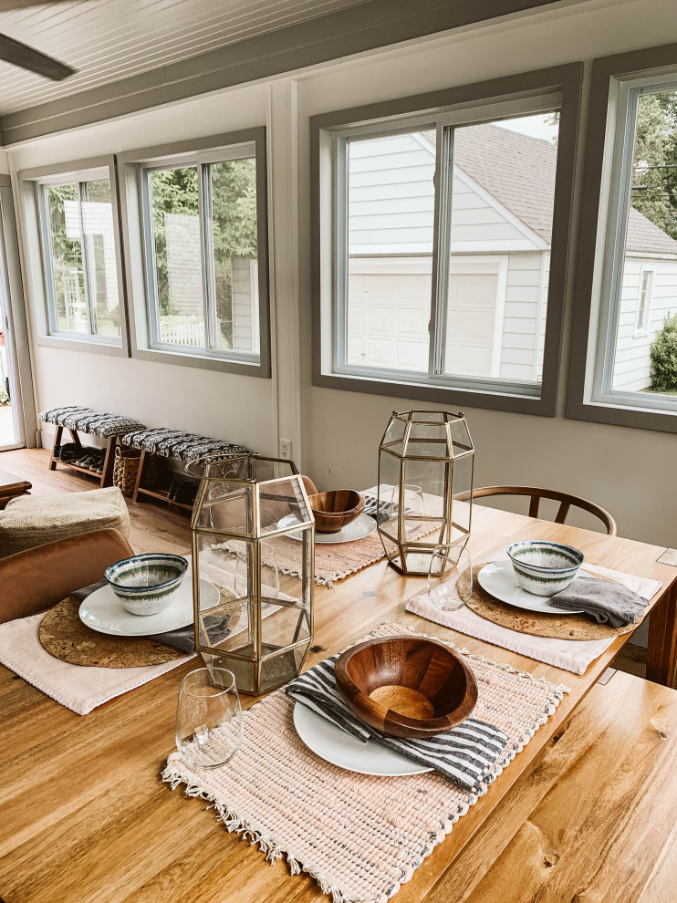 Immagine di una piccola veranda american style con parquet chiaro, soffitto classico e pavimento marrone