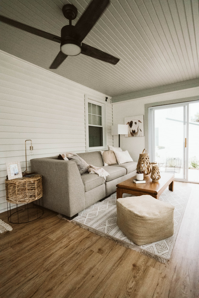 Immagine di una piccola veranda stile americano con parquet chiaro, soffitto classico e pavimento marrone