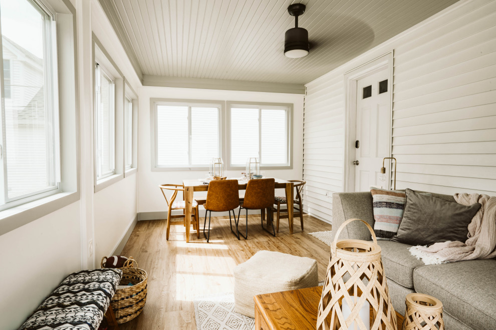 Foto di una piccola veranda american style con parquet chiaro, soffitto classico e pavimento marrone