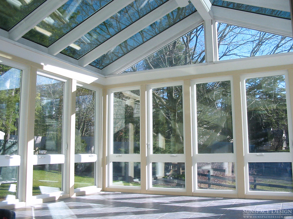 Ispirazione per una veranda contemporanea di medie dimensioni con pavimento in ardesia, nessun camino e soffitto in vetro