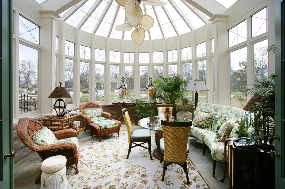 Свежая идея для дизайна: терраса среднего размера в викторианском стиле с полом из сланца и стеклянным потолком без камина - отличное фото интерьера