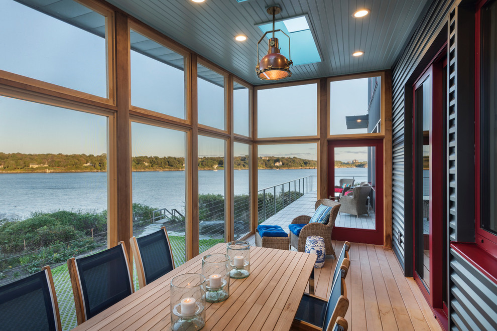 На фото: терраса в морском стиле с потолочным окном