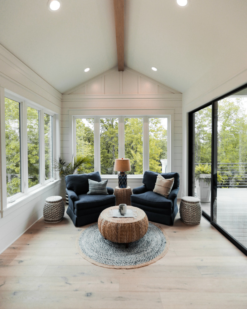 Foto di una veranda stile marinaro di medie dimensioni con parquet chiaro