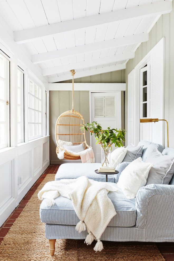 Foto di una veranda stile marino con pavimento in mattoni e soffitto classico