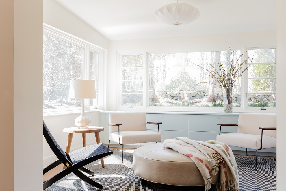 Ispirazione per una veranda minimalista di medie dimensioni con parquet chiaro