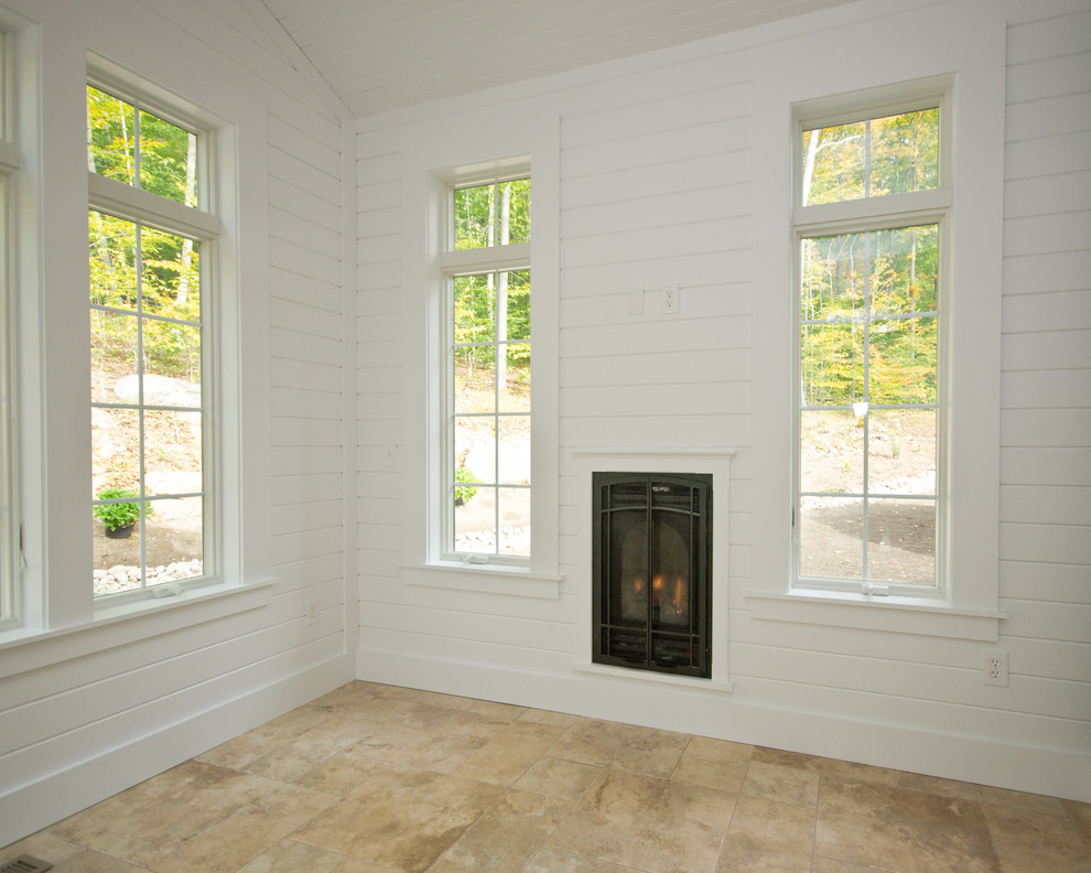 Cette photo montre une véranda chic de taille moyenne avec un sol en carrelage de céramique, une cheminée standard, un manteau de cheminée en bois, un plafond standard et un sol beige.