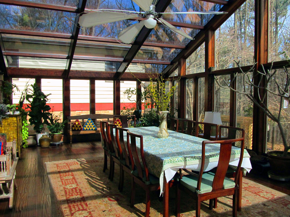 Immagine di una veranda etnica di medie dimensioni con pavimento in legno massello medio, nessun camino e soffitto in vetro