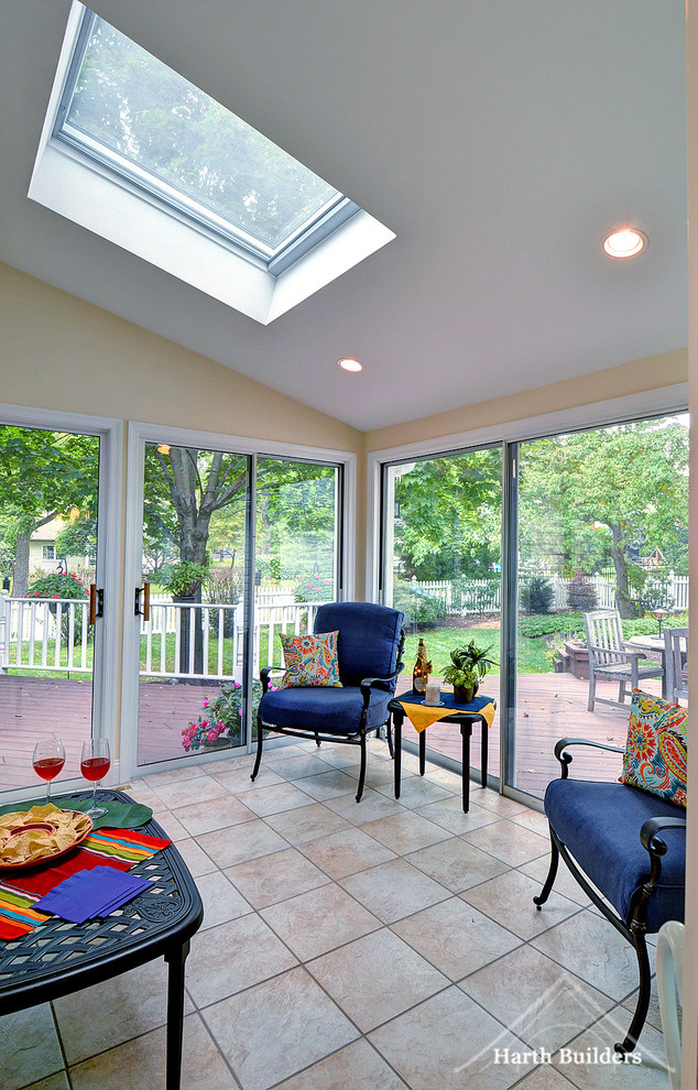 Immagine di una veranda tradizionale di medie dimensioni con pavimento con piastrelle in ceramica e lucernario