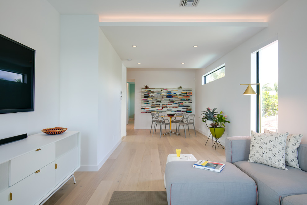 Idee per una piccola veranda design con pavimento in laminato, soffitto classico e pavimento marrone