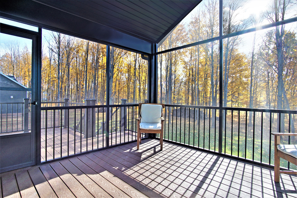 Immagine di una veranda scandinava di medie dimensioni con parquet scuro, nessun camino, soffitto classico e pavimento marrone
