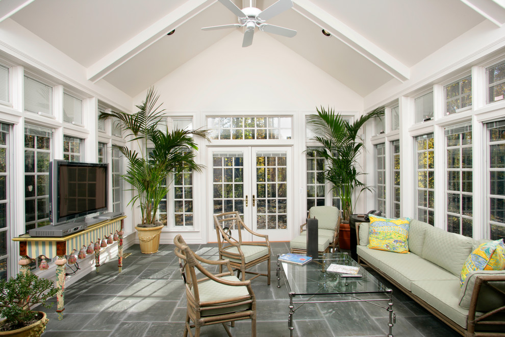 Ispirazione per una grande veranda tradizionale con pavimento in ardesia, soffitto classico e pavimento grigio