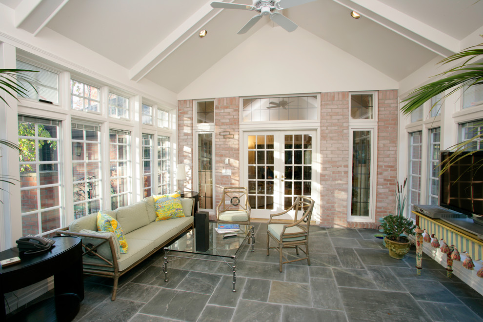 Immagine di una grande veranda tradizionale con pavimento in ardesia, soffitto classico e pavimento grigio