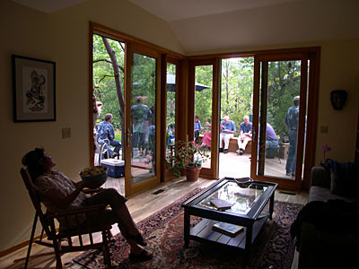Foto på ett litet funkis uterum, med mellanmörkt trägolv och tak