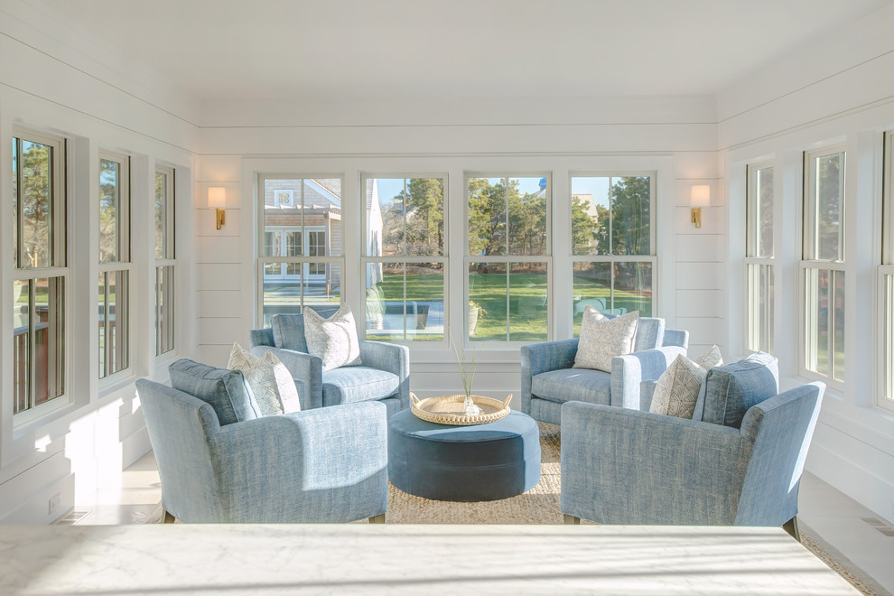 Ispirazione per una veranda stile marino con soffitto classico e pavimento beige