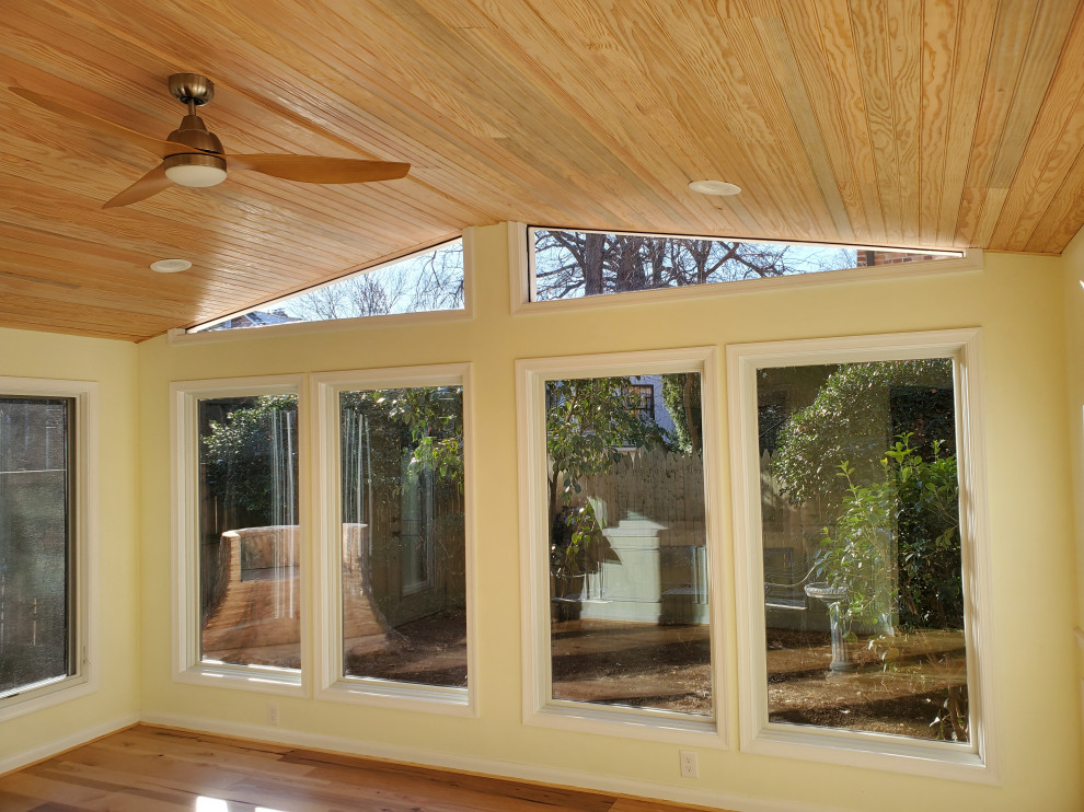 Immagine di una veranda contemporanea di medie dimensioni con parquet chiaro, nessun camino e pavimento marrone