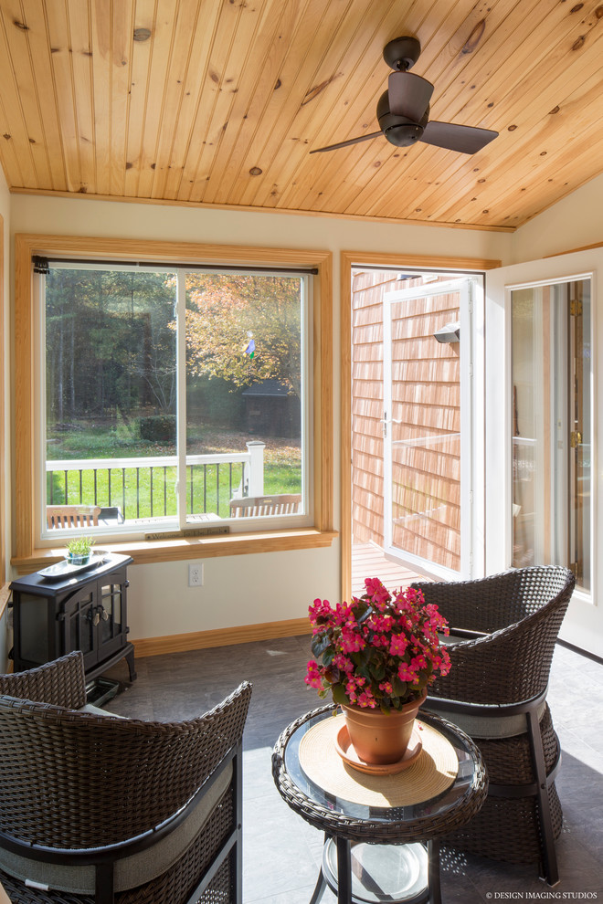 На фото: маленькая терраса в морском стиле с светлым паркетным полом и потолочным окном для на участке и в саду с