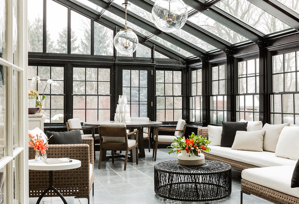 Ispirazione per una grande veranda classica con soffitto in vetro e pavimento grigio