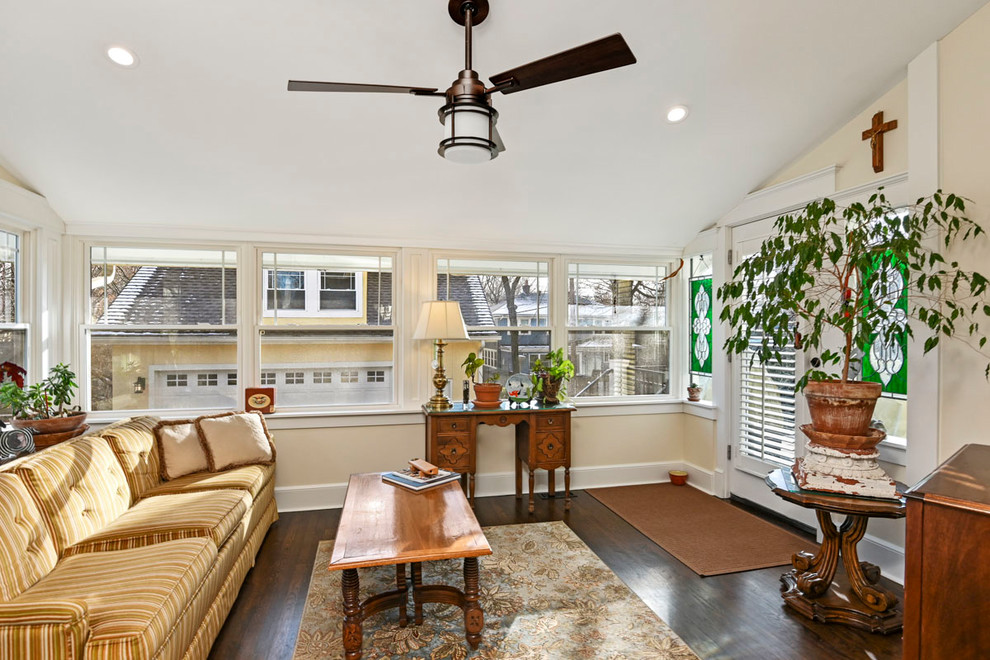 Idee per una piccola veranda stile americano con parquet scuro, soffitto classico e pavimento marrone
