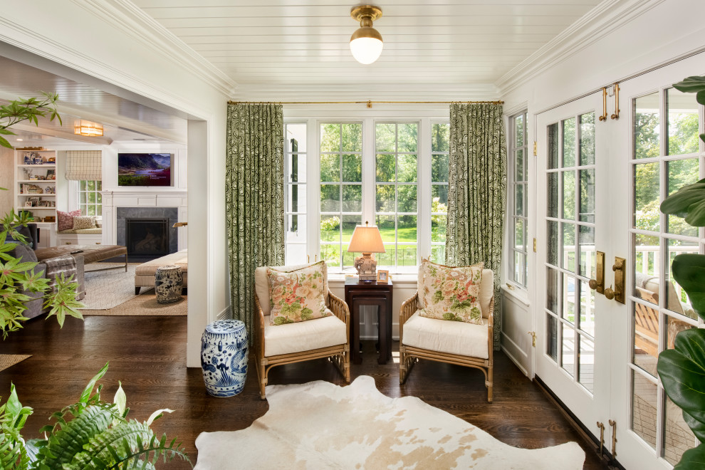 Idee per una veranda tradizionale con pavimento in legno massello medio, soffitto classico e pavimento marrone