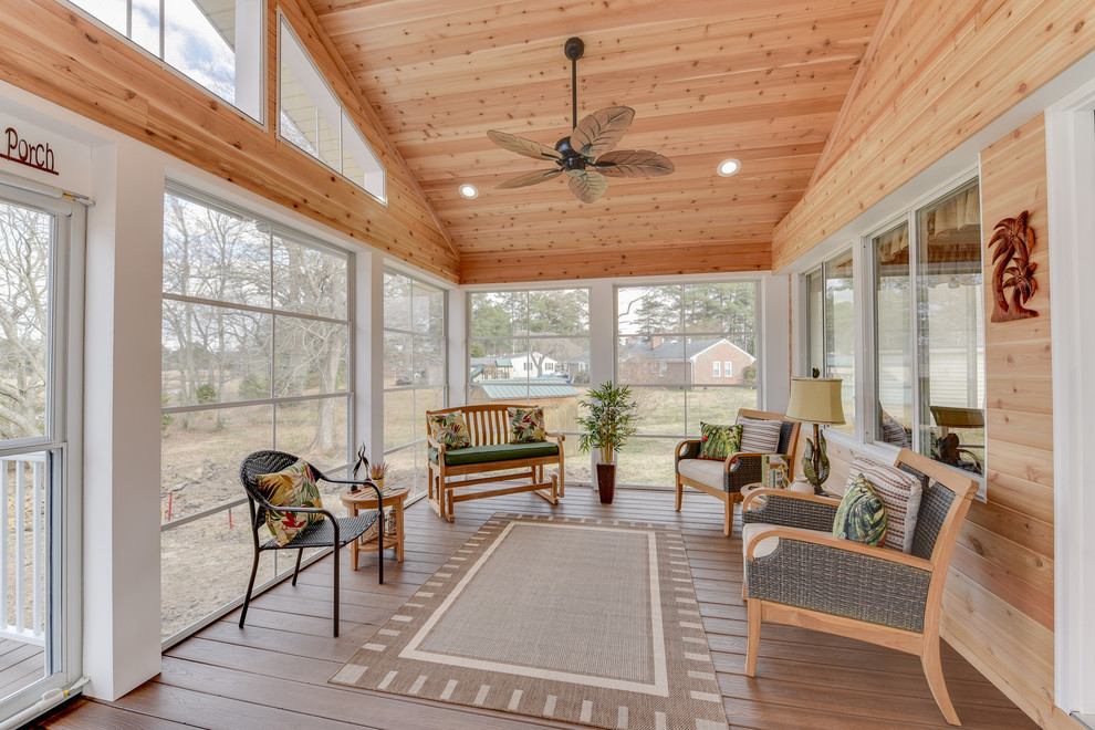 Foto di una veranda american style di medie dimensioni con parquet scuro, nessun camino, soffitto classico e pavimento marrone