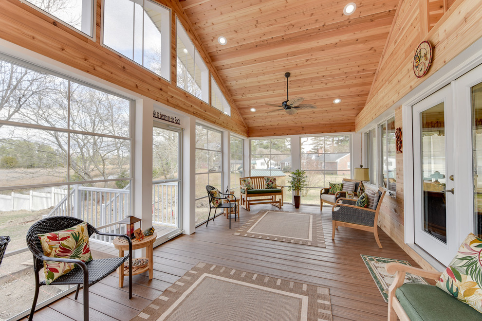 Foto di una veranda american style di medie dimensioni con parquet scuro, nessun camino, soffitto classico e pavimento marrone