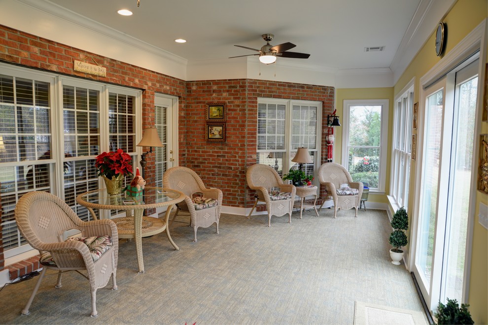 Foto di una veranda tradizionale di medie dimensioni con moquette e soffitto classico