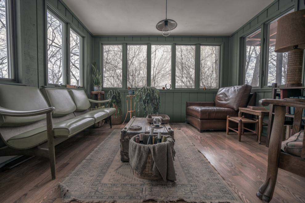 Immagine di una veranda country di medie dimensioni con pavimento in legno massello medio, soffitto classico e pavimento marrone