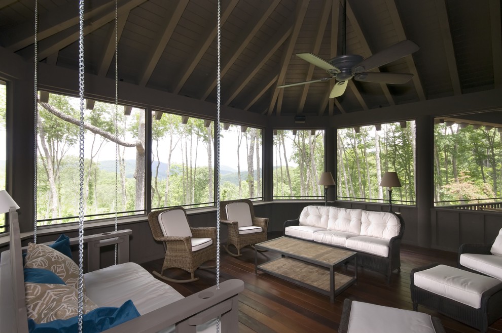 Immagine di una veranda tradizionale con parquet scuro e soffitto classico