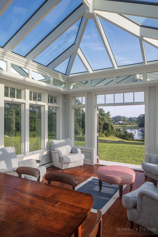 Immagine di una grande veranda classica con pavimento in legno verniciato e soffitto in vetro