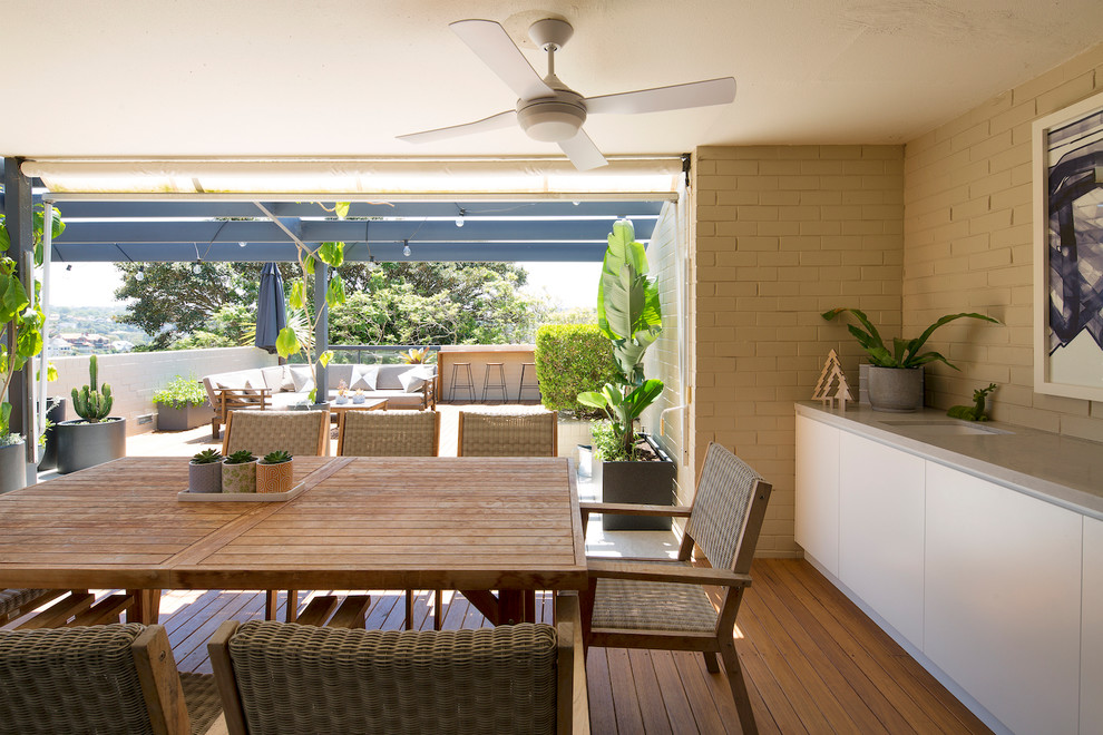 Esempio di una veranda contemporanea con pavimento in legno massello medio, soffitto classico e pavimento marrone