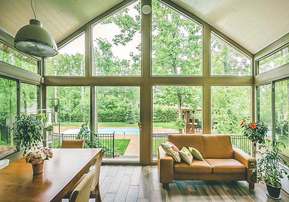 Idee per una veranda minimalista di medie dimensioni con pavimento con piastrelle in ceramica, soffitto classico e pavimento marrone