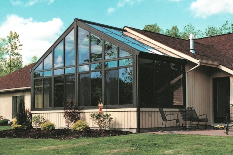 На фото: терраса среднего размера в современном стиле с стеклянным потолком без камина с