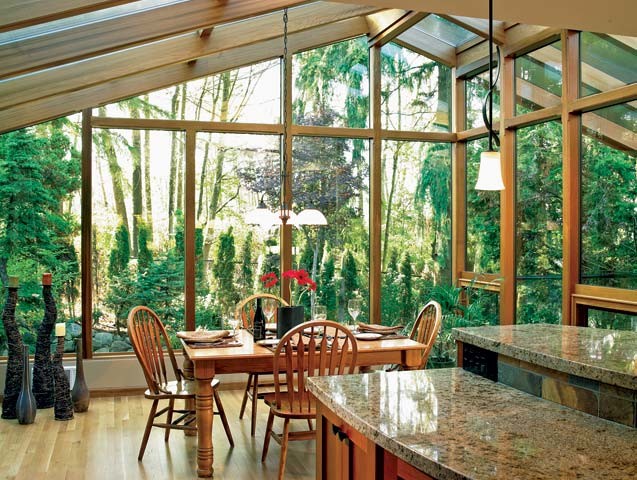Ispirazione per una grande veranda etnica con parquet chiaro, nessun camino e soffitto in vetro